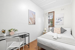 Rustic Double Room - Nearby Stations & Stores - Shared Bathroom